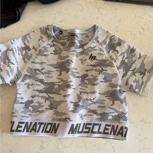 Muscle nation women’s medium Camo Shirt - Gray